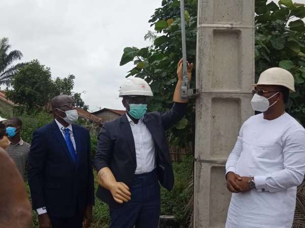 Accès à l’énergie électrique : le Ministre Dona Jean-Claude HOUSSOU met en service des ouvrages d’électrification rurale dans les départements de l’Ouémé et du Plateau.