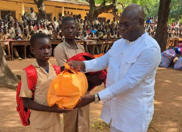 Distribution de kits scolaires dans l'Atacora : Le Ministre Kouaro Yves CHABI prêche pour un taux élevé des filles à l'école