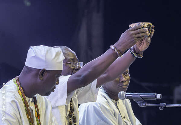 Grande cérémonie Vodun des « Vodun Days » : Le signe "SA AKLAN" révélé par le “Tofâ” 2024 par le collège des prêtres du Fâ du Bénin