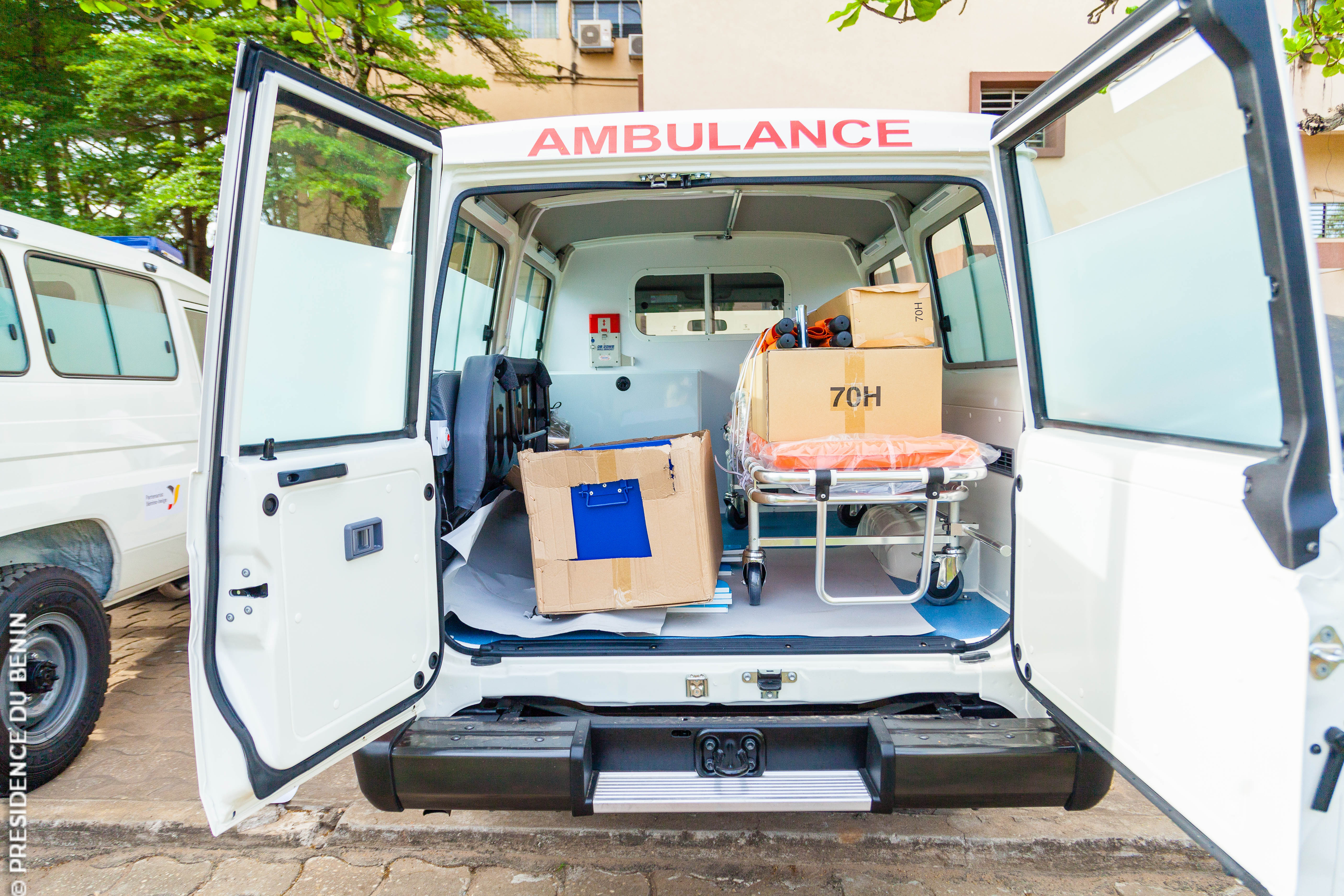 CORONAVIRUS - La Coopération belge offre deux ambulances au Bénin