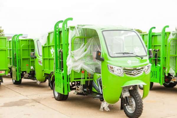 Remise de 550 tricycles aux 69 PME de pré-collecte des déchets solides ménagers dans le Grand Nokoué