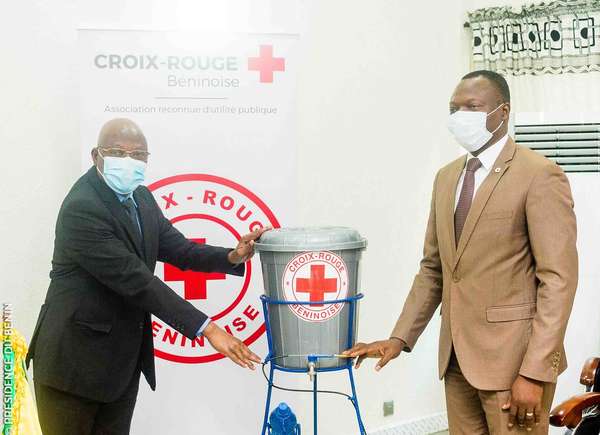 CORONAVIRUS - 40 dispositifs de lavage des mains offerts aux apprenants dans les écoles maternelles et primaires du Bénin par la Croix-Rouge Béninoise
