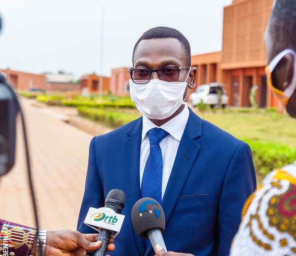 Polémique autour des masques bleus : Le ministre Benjamin HOUNKPATIN dément et rassure