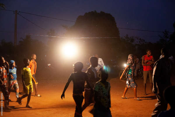 Électrification rurale au Bénin : 07 localités des départements du Mono et du Couffo désormais dans l’ère de la modernité