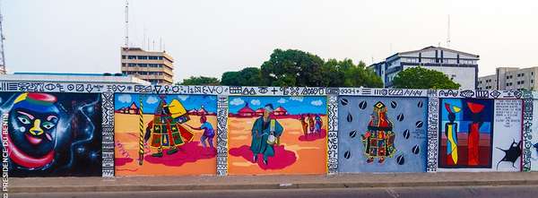 Le "mur du patrimoine", nouvelle attraction culturelle et touristique au coeur de Cotonou.