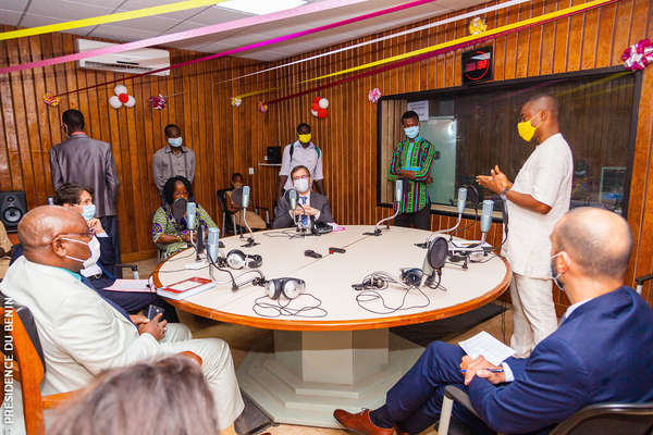 Visite de l'Ambassade de France et de l'AFD à la radio scolaire éducative du Bénin dans le cadre de la lutte contre le Covid-19