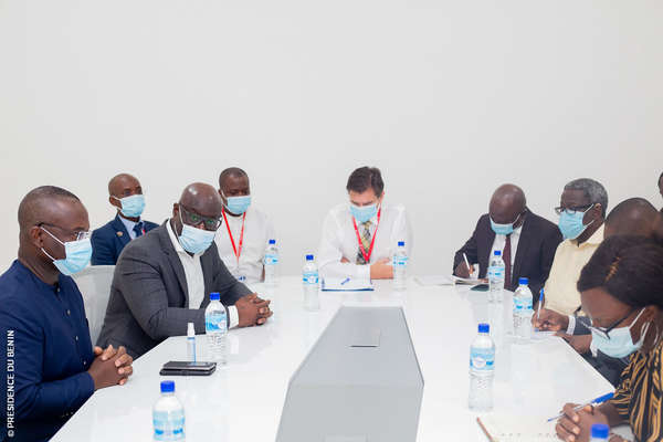 Secteur de l'énergie : Le Ministre Dona Jean-Claude HOUSSOU visite deux gros clients de la SBEE