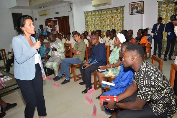 En visite de travail à l’École du Patrimoine Africain à Porto-Novo : Madame Chrysoula ZACHAROPOULOU apprécie la qualité de la formation