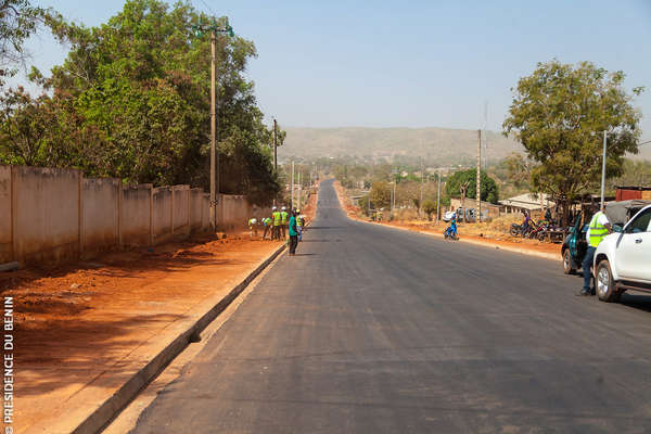 Asphaltage : Le Ministre José TONATO sur les chantiers de la ville de Natitingou