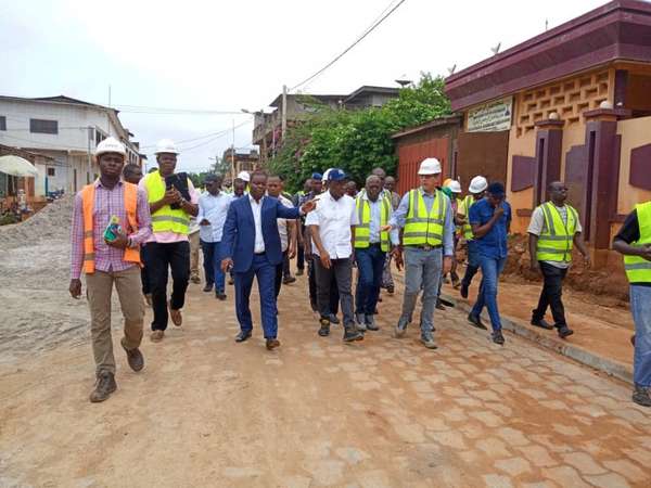 Assainissement du cadre de vie : Le Ministre José TONATO était à Porto-Novo et Sèmè-Podji pour superviser les travaux d'asphaltage
