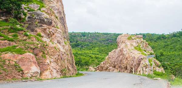 Destination Bénin : TANGUIÉTA, VOUS OFFRE UNE VUE SURPRENANTE À TRAVERS LA MONTAGNE FENDUE