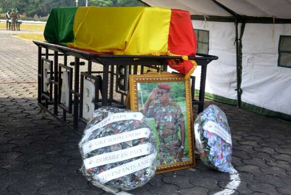 Deuil au sein des FAB : L’adieu du Chef d’État-Major Général des Forces Armées Béninoises à son « ancien », le Général de division OKE Soumanou