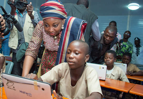 Numérique et Enseignement : La ministre Aurelie ADAM SOULE ZOUMAROU lance depuis Nikki   les classes numériques dans douze écoles primaires