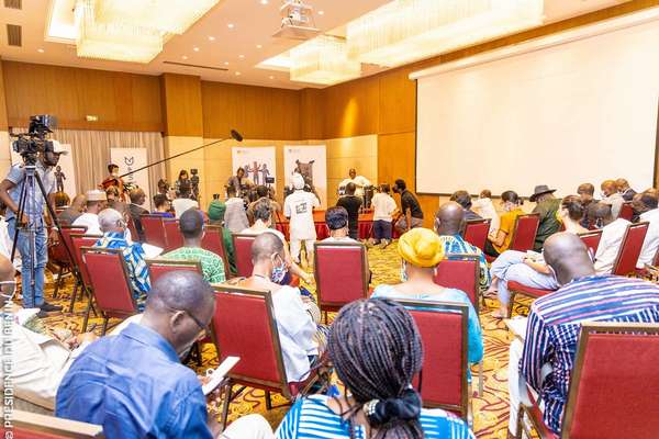 Conférence thématique animée par SAVOY et SARR : Des échanges approfondis sur les enjeux de la restitution des biens culturels