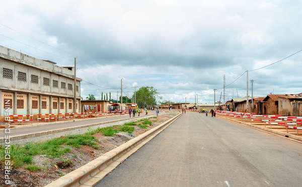 Assainissement du cadre de vie : Le Ministre TONATO sur les chantiers d’asphaltage de Bohicon et d’Abomey