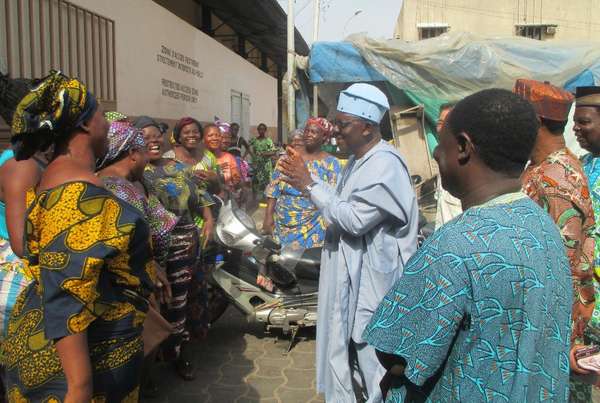 Visite inopinée du ministre Gaston  DOSSOUHOUI au Port de pêche de Cotonou