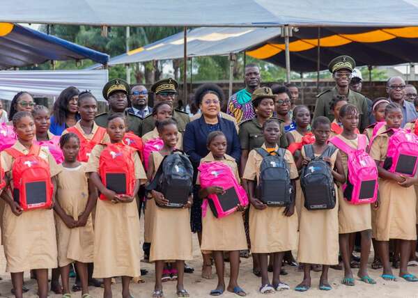 Distribution de kits scolaires à 30 mille écolières et élèves  Le