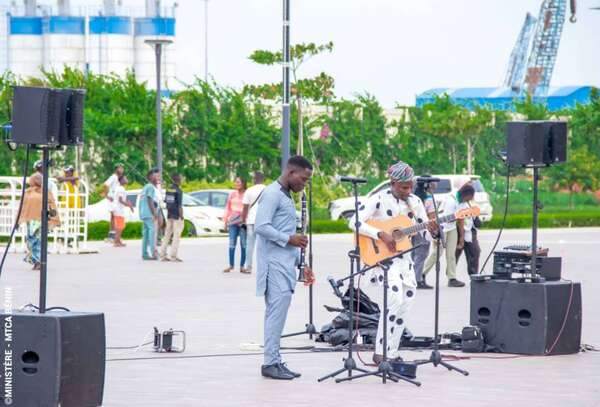 "Chante et danse avec l'Amazone" à Cotonou : Des artistes en animation acoustique gratuite tous les soirs sur l'esplanade de l'Amazone