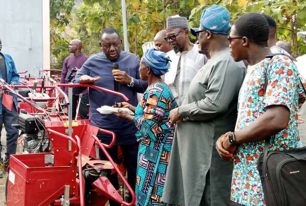 Développement des filières riz et maïs : Le Gouvernement offre des équipements aux producteurs
