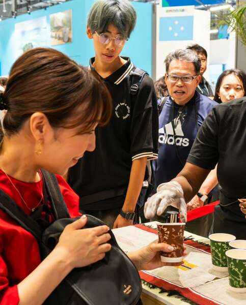Le Bénin séduit le public asiatique à l’Exposition Universelle Osaka 2025 : Une dégustation exceptionnelle de l’ananas pain de sucre qui fait salle comble