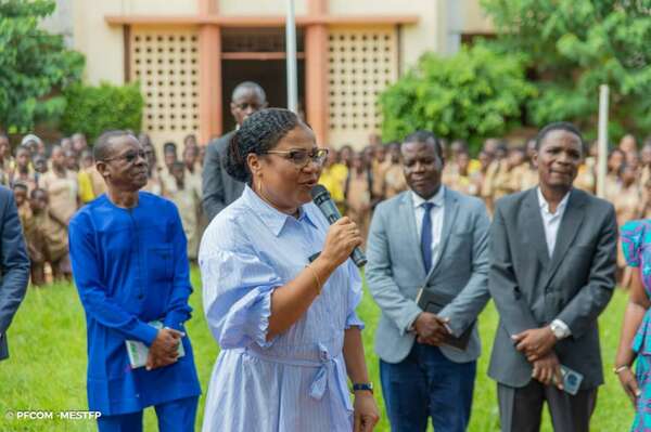 Visite au Lycée Toffa 1er et à la DEC : La Ministre TOGNIFODÉ préoccupée par de bons résultats