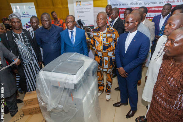 Remise d’équipements à 35 collectifs d’artisans et 6 centres de formation professionnelle et d’apprentissage